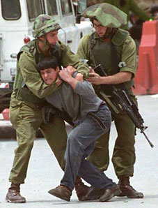 soldados israelies arrestan un niño.
