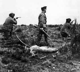 Patagonia 1886-"cazadores de indios" al lado de una de sus victimas